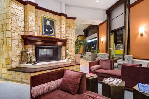 sala de estar con chimenea de piedra y sofás en The Emily Morgan Hotel - A DoubleTree by Hilton en San Antonio
