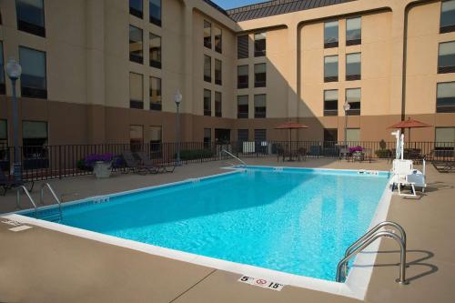 uma piscina em frente a um edifício em Hampton Inn Louisville Airport Fair/Expo Center em Louisville