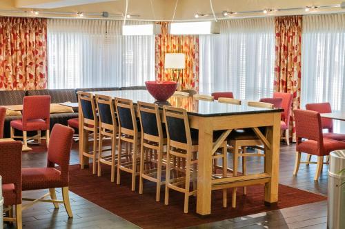 - une salle à manger avec une table et des chaises dans l'établissement Hampton Inn Louisville Airport Fair/Expo Center, à Louisville