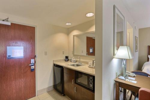 Baño del hotel con lavabo y espejo en Hampton Inn & Suites Savannah - I-95 South - Gateway, en Savannah