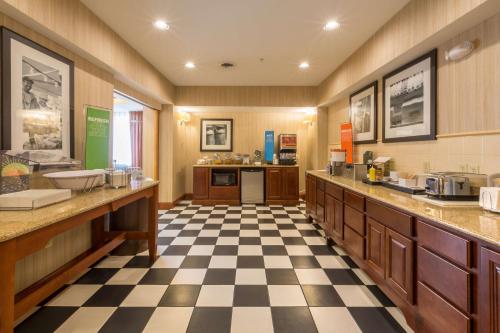 a kitchen with a checkered floor in a restaurant at Hampton Inn Goshen in Goshen