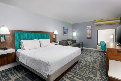 um quarto de hotel com uma cama e um sofá em Hampton Inn Salisbury em Salisbury