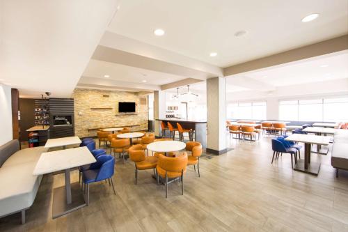 a restaurant with tables and chairs in a room at Hampton Inn & Suites Seattle-Downtown in Seattle