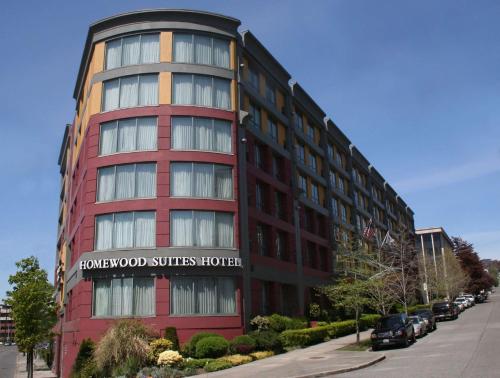 czerwony budynek z napisem "hollywood suites hotel" w obiekcie Homewood Suites by Hilton Seattle Downtown w mieście Seattle