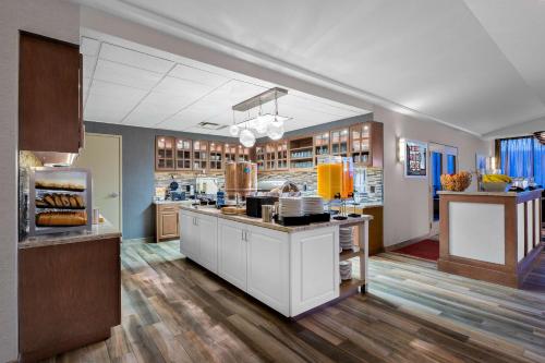 a kitchen with aasteryasteryasteryasteryasteryasteryasteryasteryasteryasteryasteryastery at Homewood Suites by Hilton Seattle Downtown in Seattle