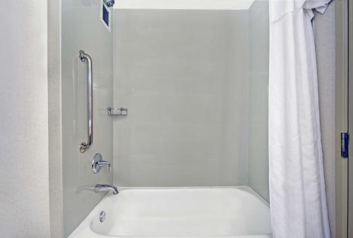 Ένα μπάνιο στο Homewood Suites by Hilton Seattle Downtown