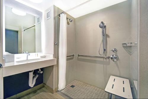 Ένα μπάνιο στο Homewood Suites by Hilton Seattle Downtown