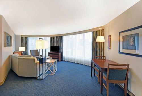 Μια τηλεόραση ή/και κέντρο ψυχαγωγίας στο Homewood Suites by Hilton Seattle Downtown