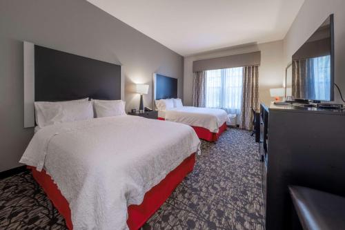 Postel nebo postele na pokoji v ubytování Hampton Inn & Suites DuPont
