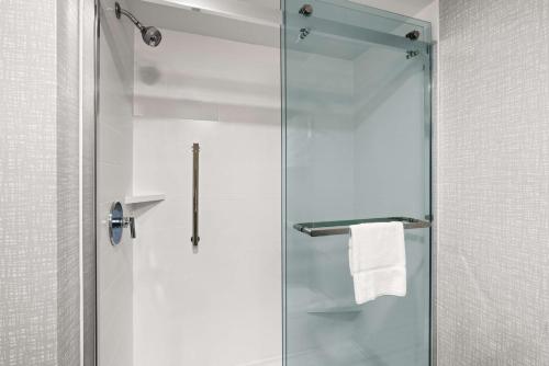 um chuveiro com uma porta de vidro na casa de banho em Hampton Inn Seekonk em Seekonk