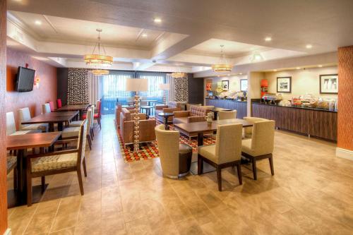 Μια τηλεόραση ή/και κέντρο ψυχαγωγίας στο Hampton Inn Fremont