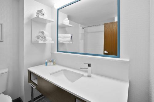 La salle de bains est pourvue d'un lavabo et d'un miroir. dans l'établissement Hampton Inn & Suites Springboro, à Springboro