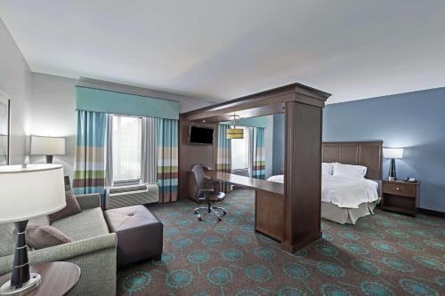 Habitación de hotel con cama y escritorio en Hampton Inn & Suites Shreveport/Bossier City at Airline Drive, en Bossier City