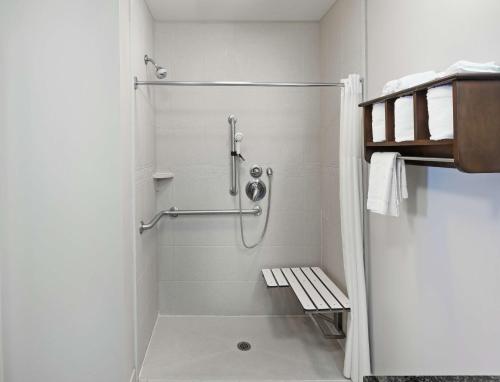 y baño con ducha y banco. en Hampton Inn & Suites Shreveport/Bossier City at Airline Drive, en Bossier City