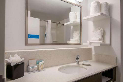 y baño con lavabo, espejo y toallas. en Hampton Inn Shreveport/Bossier City en Bossier City