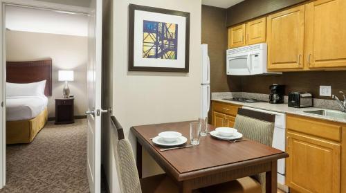 eine kleine Küche mit einem Tisch in einem Hotelzimmer in der Unterkunft Homewood Suites by Hilton Shreveport in Shreveport
