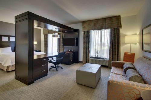 Habitación de hotel con cama, sofá y escritorio en Hampton Inn & Suites Shreveport en Shreveport