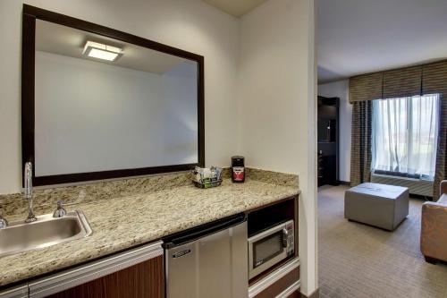 cocina con fregadero y espejo grande en Hampton Inn & Suites Shreveport, en Shreveport