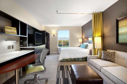 pokój hotelowy z łóżkiem i kanapą w obiekcie Home2 Suites by Hilton West Valley City w mieście West Valley City