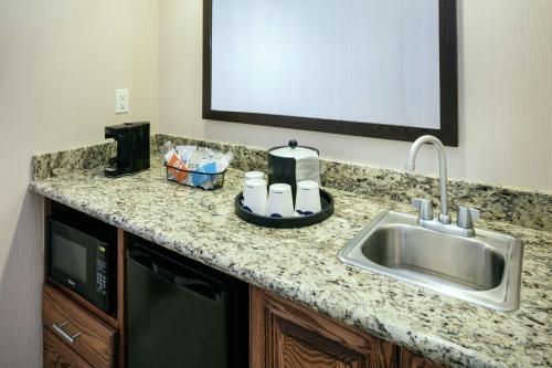 encimera de cocina con fregadero y microondas en Hampton Inn & Suites Arroyo Grande, en Arroyo Grande