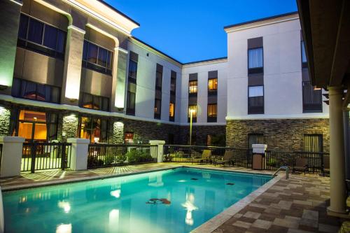 een zwembad voor een hotel 's nachts bij Hampton Inn & Suites Stillwater in Stillwater