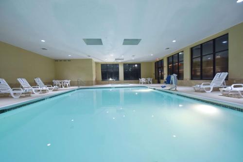 ein großer Pool in einem Hotel mit Liegestühlen in der Unterkunft Hampton Inn Selma in Selma