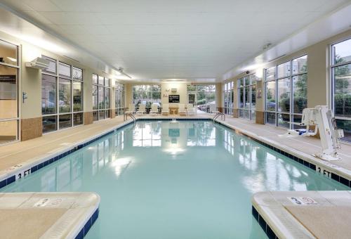 basen z niebieską wodą w budynku w obiekcie Hampton Inn & Suites Southern Pines-Pinehurst w mieście Aberdeen