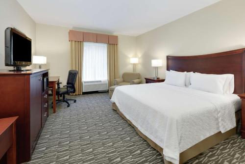 Hampton Inn & Suites Southern Pines-Pinehurst tesisinde bir odada yatak veya yataklar