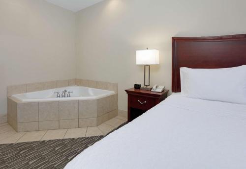 Katil atau katil-katil dalam bilik di Hampton Inn & Suites Southern Pines-Pinehurst