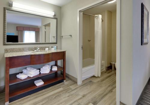 Bilik mandi di Hampton Inn & Suites Southern Pines-Pinehurst