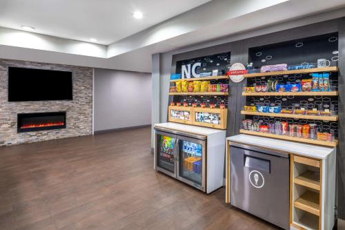 サンフォードにあるHampton Inn Sanfordの暖炉付きの店