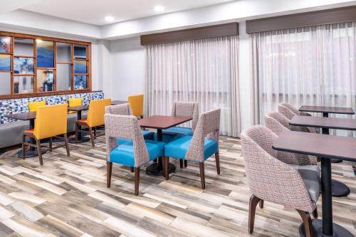 Hampton Inn Sanfordにあるシーティングエリア