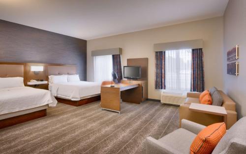 Habitación de hotel con 2 camas y TV en Hampton Inn & Suites Show Low-Pinetop en Show Low