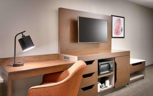 Телевизор и/или развлекательный центр в Hampton Inn & Suites Show Low-Pinetop