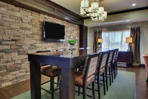 a dining room with a large table and chairs at Hampton Inn Vernon in Vernon