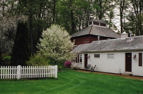 a white house with a white fence in a yard at Arlington Inn & Spa in Arlington