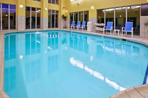 ein großer Pool mit blauem Wasser in einem Hotel in der Unterkunft Hampton Inn & Suites Cleveland-Southeast-Streetsboro in Streetsboro
