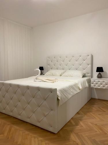A bed or beds in a room at Apartman Oaza