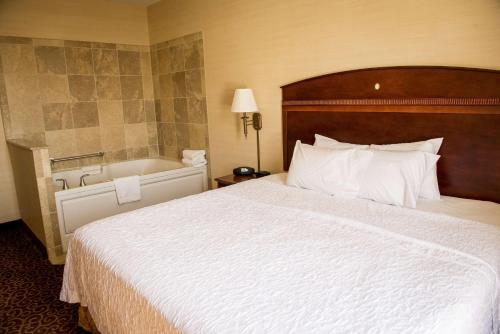 Una cama o camas en una habitación de Hampton Inn Plover-Stevens Point