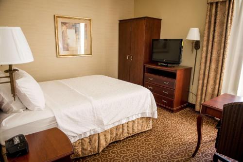 Una cama o camas en una habitación de Hampton Inn Plover-Stevens Point