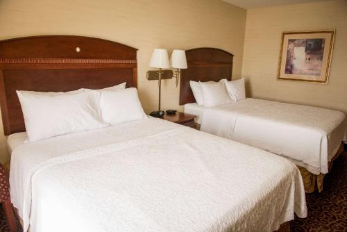 Una cama o camas en una habitación de Hampton Inn Plover-Stevens Point
