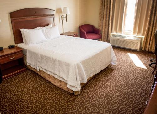 Una cama o camas en una habitación de Hampton Inn Plover-Stevens Point