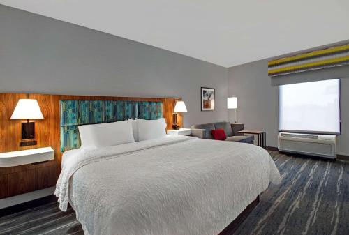 Rúm í herbergi á Hampton Inn & Suites by Hilton Syracuse Dewitt