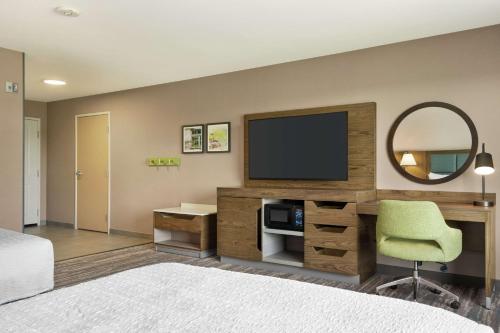 a hotel room with a tv and a bed at Hampton Inn & Suites Tacoma/Puyallup in Puyallup
