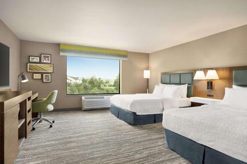 皮阿拉普的住宿－塔科馬/普亞勒普漢普頓套房旅館，酒店客房设有两张床和窗户。