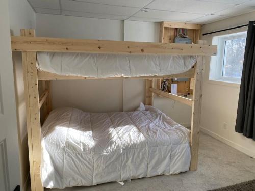 ein Schlafzimmer mit einem Etagenbett in einem Zimmer in der Unterkunft Chalet avec Spa Baskatong in Mont-Laurier
