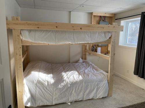 Una cama o camas en una habitación de Chalet avec Spa Baskatong