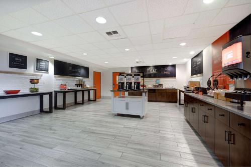 Kuchyň nebo kuchyňský kout v ubytování Hampton Inn & Suites Tulare