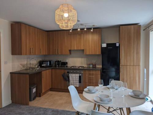 Una cocina o kitchenette en Homely 2 bed duplex with a river view