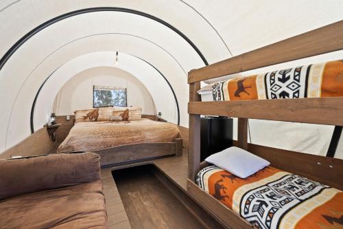 two bunk beds in a room with an arched ceiling at Broken Spur Inn & Steakhouse in Torrey